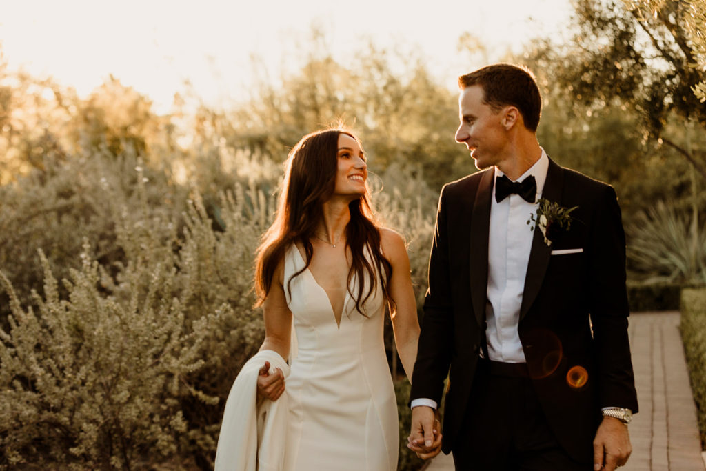 bride and groom sunset portraits in arizona 